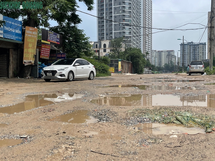Hà Nội: Dân lắp vòi tưới nước trên 'con đường đau khổ' Nguyễn Cảnh Dị- Ảnh 4. Hà Nội: Dân lắp vòi tưới nước trên 'con đường đau khổ' Nguyễn Cảnh Dị- Ảnh 4.