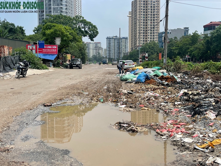 Hà Nội: Dân lắp vòi tưới nước trên 'con đường đau khổ' Nguyễn Cảnh Dị- Ảnh 8. Hà Nội: Dân lắp vòi tưới nước trên 'con đường đau khổ' Nguyễn Cảnh Dị- Ảnh 8.