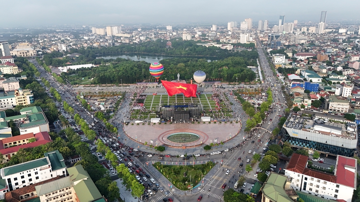 Đại kỳ tung bay trên quảng trường Hồ Chí Minh- Ảnh 1.
