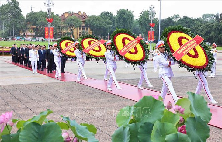 Lãnh đạo Đảng, Nhà nước vào Lăng viếng Bác- Ảnh 1.