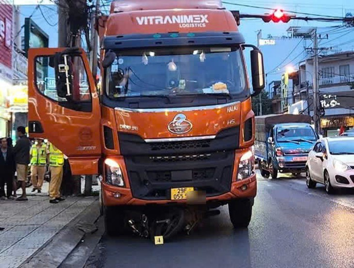 Từ việc xe tự trôi cán tử vong người chờ đèn đỏ: Dừng, đỗ ô tô thế nào để không gây họa?- Ảnh 1.