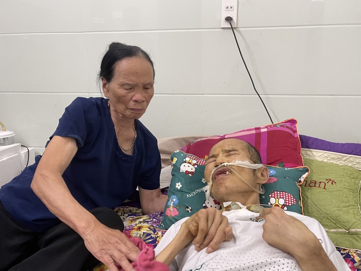 Tấm lòng bạn đọc đến với cụ bà 83 tuổi chăm 2 con bệnh tật, nuôi cháu nhỏ đang tuổi ăn học- Ảnh 2.