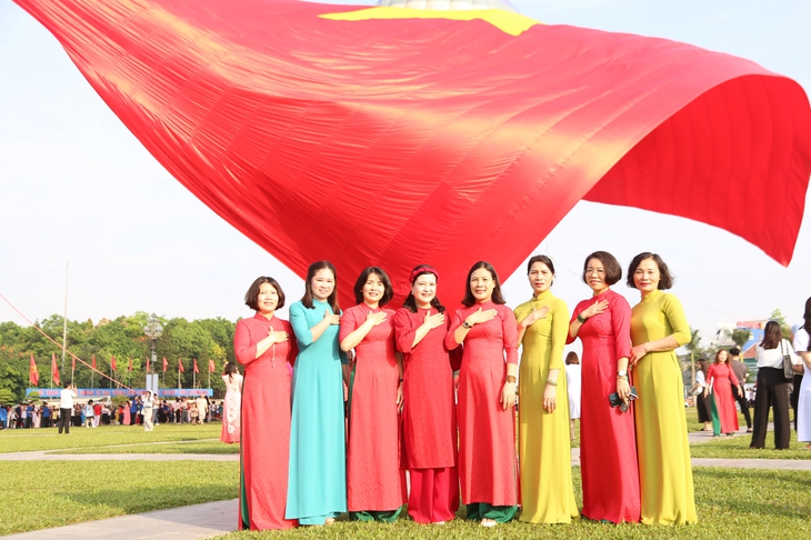 Đại kỳ tung bay trên quảng trường Hồ Chí Minh- Ảnh 9.