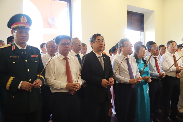 Lãnh đạo TPHCM dâng hương, dâng hoa tưởng niệm Chủ tịch Hồ Chí Minh- Ảnh 2. Lãnh đạo TPHCM dâng hương, dâng hoa tưởng niệm Chủ tịch Hồ Chí Minh- Ảnh 2.