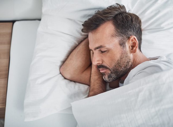 người đàn ông ngủ ngon sau khi thử những mẹo ngủ tốt nhất