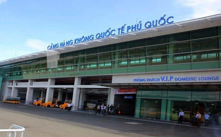 Đình chỉ cán bộ công an xé vé máy bay của du khách ở sân bay Phú Quốc- Ảnh 1.