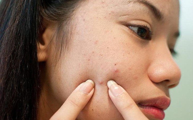 Thói quen sờ tay lên mặt gây hại gì cho làn da?