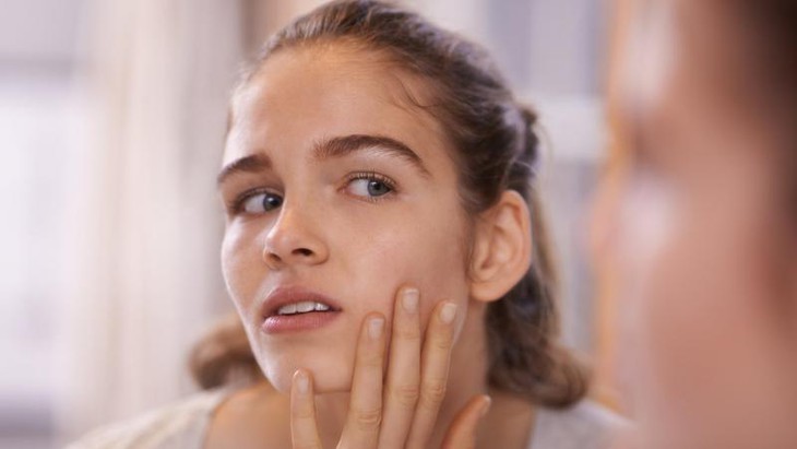 Thói quen sờ tay lên mặt gây hại gì cho làn da?- Ảnh 1.