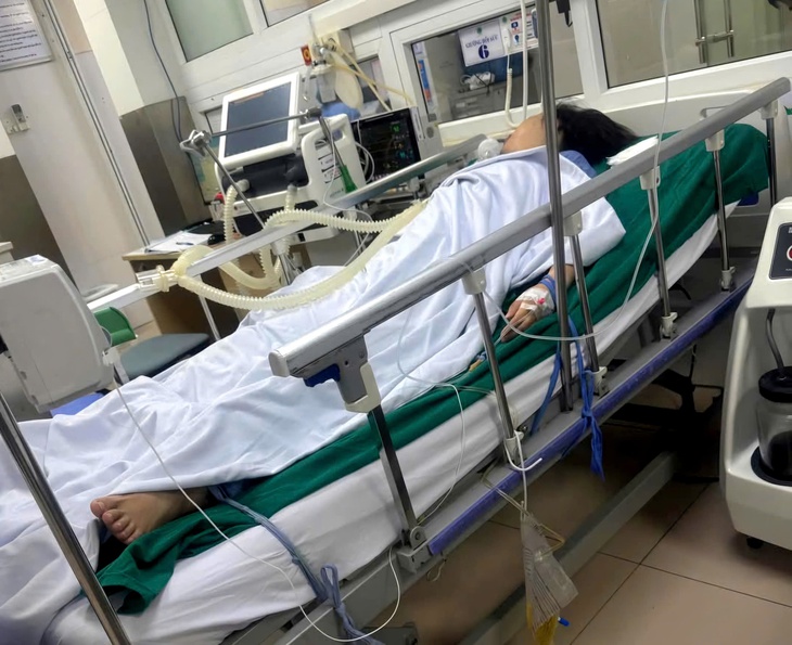 Người phụ nữ ‘sốc’ nặng vì sau 2 năm niềng răng phát hiện
chân răng bật ra khỏi xương - Ảnh 1.