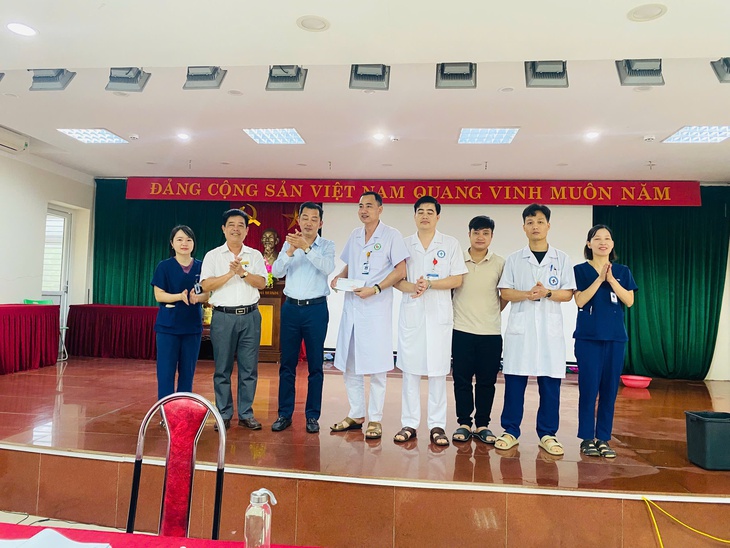 Khen thưởng kíp y bác sĩ bị hành hung vẫn cứu kịp thời bệnh nhi 12 tuổi sốc phản vệ- Ảnh 1.