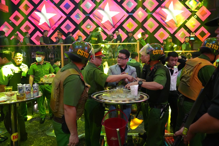 Đột kích quán bar, phát hiện chủ quán cùng 41 người dương tính ma túy- Ảnh 1. Đột kích quán bar, phát hiện chủ quán cùng 41 người dương tính ma túy- Ảnh 1.