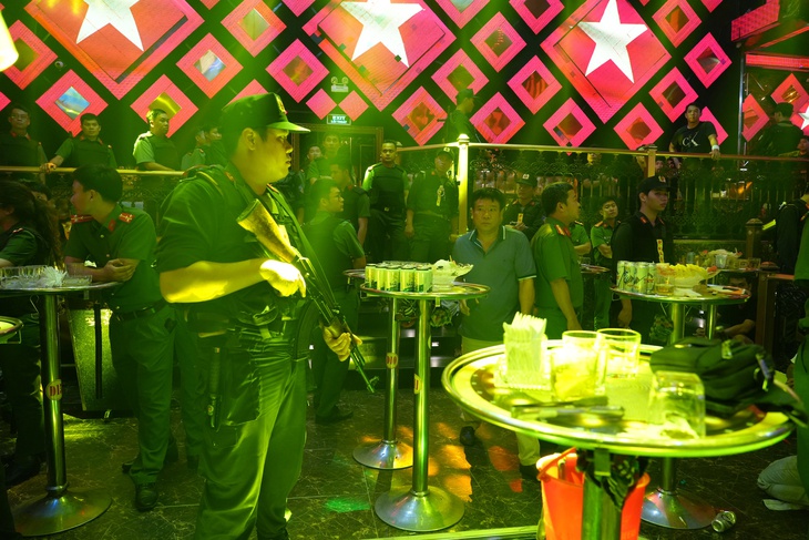 Đột kích quán bar, phát hiện chủ quán cùng 41 người dương tính ma túy- Ảnh 2. Đột kích quán bar, phát hiện chủ quán cùng 41 người dương tính ma túy- Ảnh 2.
