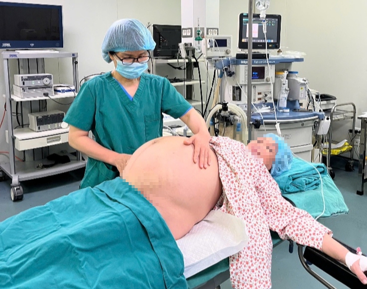 Bệnh viện 354 mổ đẻ thành công cho sản phụ 52 tuổi mang thai đôi bằng IVF, bác sĩ khuyến cáo điều gì?- Ảnh 1.