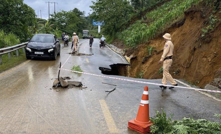 Lai Châu: Sạt lở nghiêm trọng trên Quốc lộ 4D- Ảnh 2.