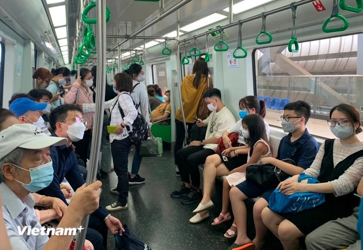 Hà Nội Metro nói gì về sự cố hy hữu khách đi tàu phải che ô vì dột nước?- Ảnh 1.