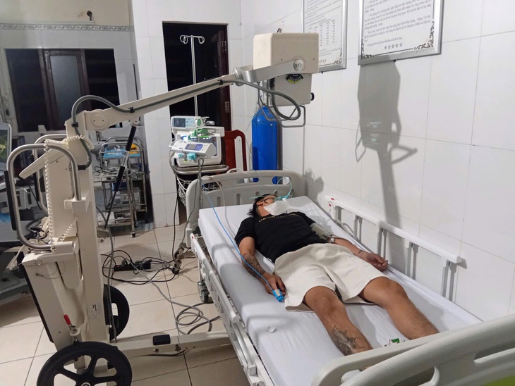 Quân y ở Trường Sa cấp cứu ngư dân bị giảm áp nặng do lặn sâu- Ảnh 2.
