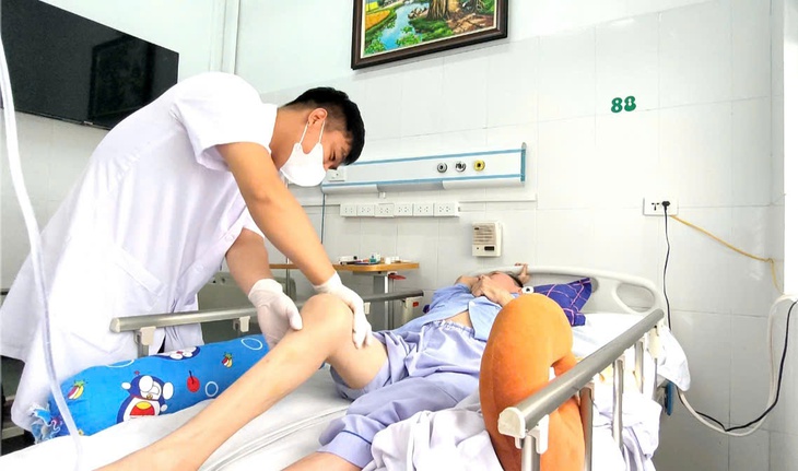 Ca phẫu thuật phức tạp cứu sống người đàn ông bị liệt và nhiễm nấm cột sống- Ảnh 3.