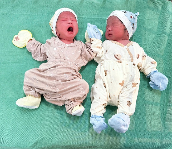 Bệnh viện 354 mổ đẻ thành công cho sản phụ 52 tuổi mang thai đôi bằng IVF, bác sĩ khuyến cáo điều gì?- Ảnh 2.