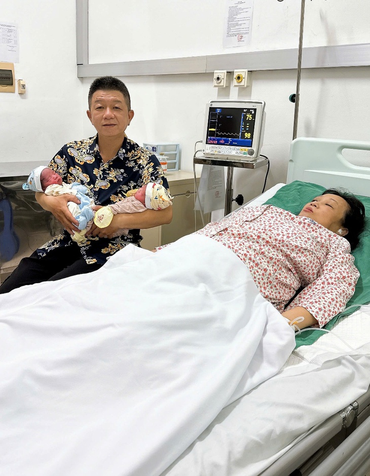 Bệnh viện 354 mổ đẻ thành công cho sản phụ 52 tuổi mang thai đôi bằng IVF, bác sĩ khuyến cáo điều gì?- Ảnh 3.