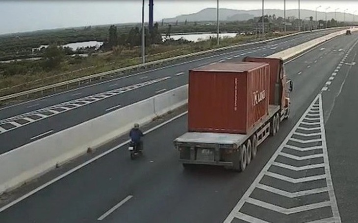 Mối hiểm họa từ hành vi xe máy đi vào cao tốc Hạ Long-cầu Bạch Đằng
