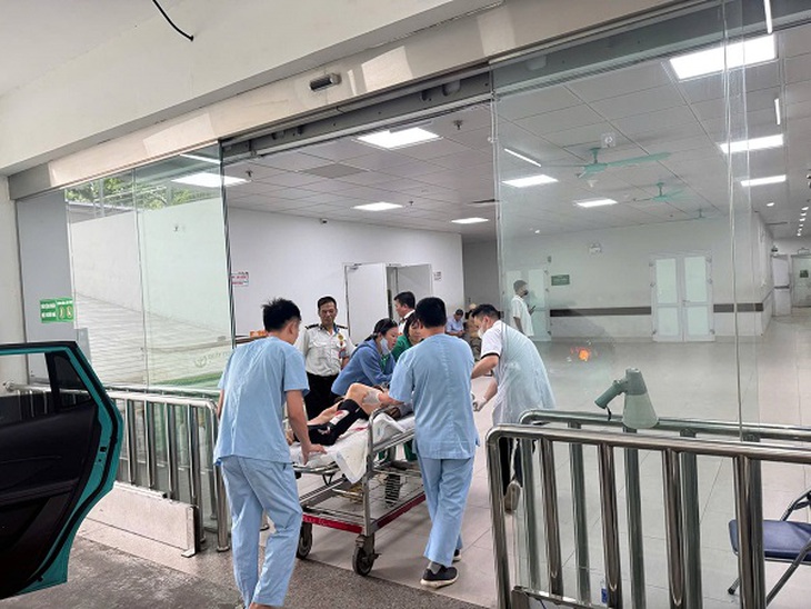CSGT dẫn đường đưa người bị tai nạn đi cấp cứu kịp thời- Ảnh 2.