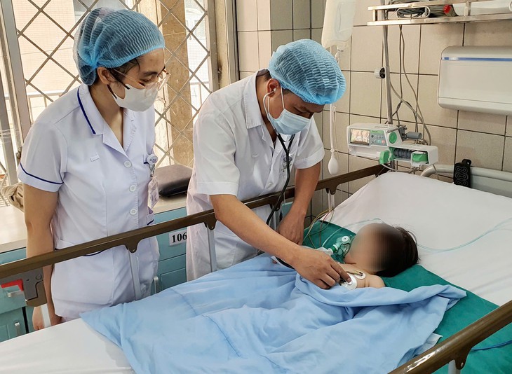 Ngã vào xô nước thải ở nhà, bé gái đuối nước suýt chết- Ảnh 1.
