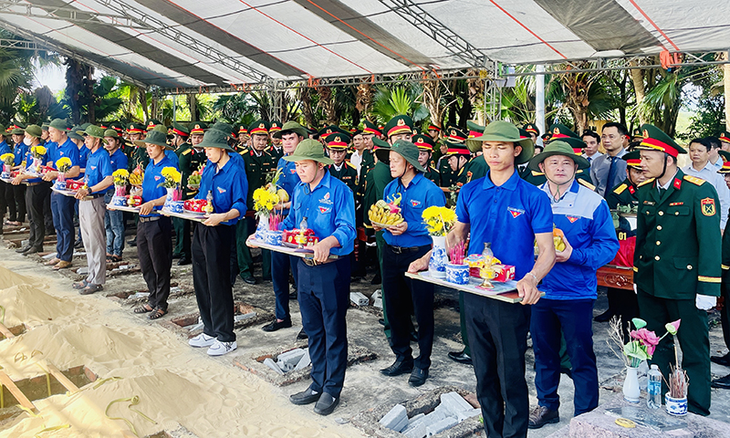 Truy điệu, an táng 17 liệt sĩ hy sinh tại Lào về an nghỉ trong lòng đất mẹ- Ảnh 2.