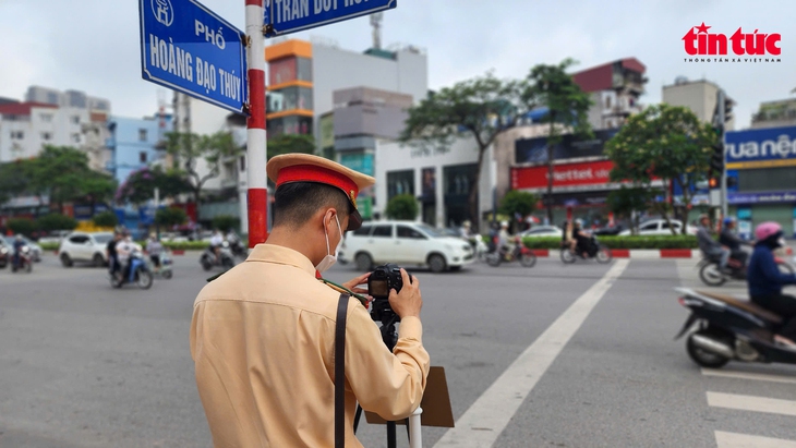 Camera lưu động phạt nguội đầu tiên ở Hà Nội- Ảnh 1.