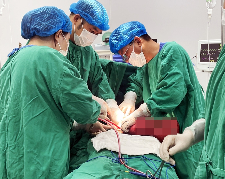 Phẫu thuật khối u xơ tử cung nặng gần 4kg cho người phụ nữ 41 tuổi ở Hà Nội- Ảnh 1.