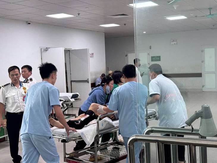 CSGT dẫn đường đưa người bị tai nạn đi cấp cứu kịp thời- Ảnh 3.