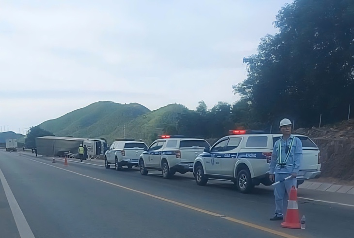 Xe thư báo lật trên cao tốc Cam Lộ - La Sơn- Ảnh 2.