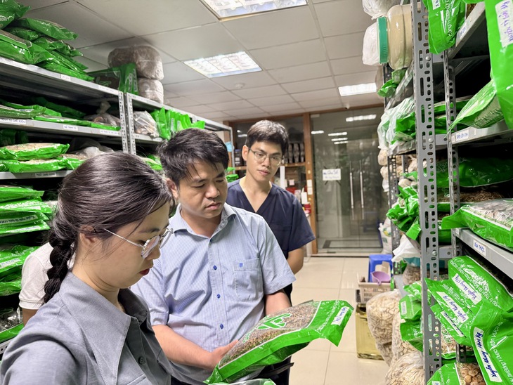 Bộ Y tế: Xử lý nghiêm cơ sở sản xuất, buôn bán thuốc cổ truyền quảng cáo sai sự thật công dụng sản phẩm - Ảnh 1. Bộ Y tế: Xử lý nghiêm cơ sở sản xuất, buôn bán thuốc cổ truyền quảng cáo sai sự thật công dụng sản phẩm - Ảnh 1.