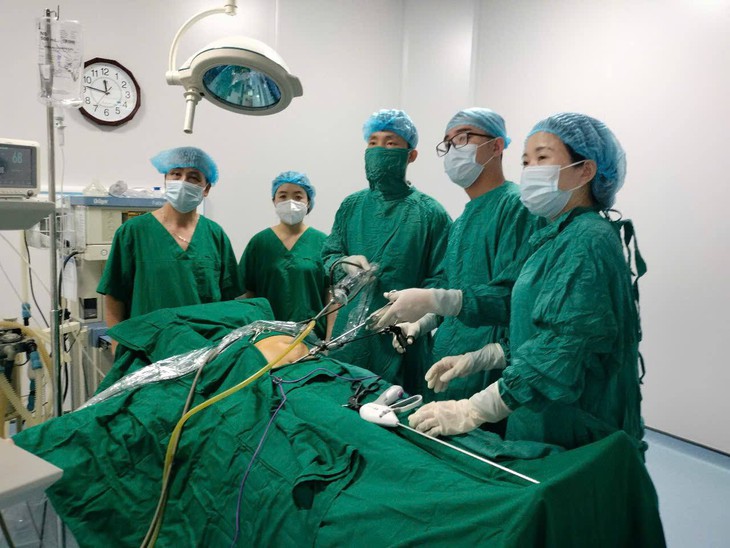 Các bác sĩ Trung tâm Y tế Tân Kỳ phẫu thuật nội soi cấp cứu lấy dị vật  là xương cá đâm thủng ruột thừa bệnh nhân.