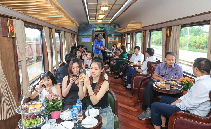 Nhiều ưu đãi hấp dẫn khi đi tàu Hoa Phượng Đỏ tuyến Hà Nội - Hải Phòng dịp hè- Ảnh 1.