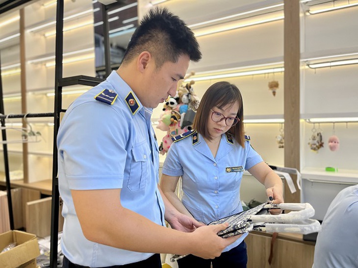 Đà Nẵng: Hàng hiệu siêu rẻ không rõ nguồn gốc được bày bán công khai tại các tuyến phố du lịch- Ảnh 5.