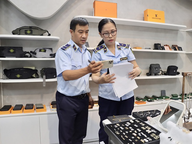 Đà Nẵng: Hàng hiệu siêu rẻ không rõ nguồn gốc được bày bán công khai tại các tuyến phố du lịch- Ảnh 6.
