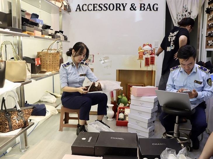 Đà Nẵng: Hàng hiệu siêu rẻ không rõ nguồn gốc được bày bán công khai tại các tuyến phố du lịch- Ảnh 4.