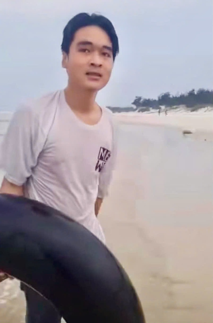 Trao huy hiệu 'Tuổi trẻ dũng cảm' cho thanh niên lao ra biển cứu người rồi lặng lẽ rời đi- Ảnh 2.