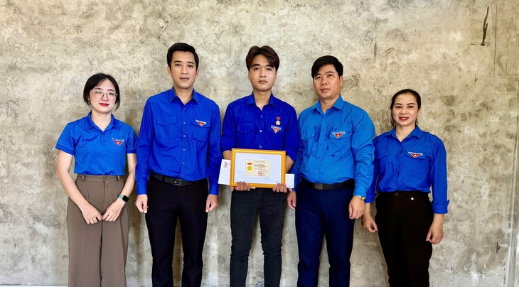 Trao huy hiệu 'Tuổi trẻ dũng cảm' cho thanh niên lao ra biển cứu người rồi lặng lẽ rời đi- Ảnh 1.