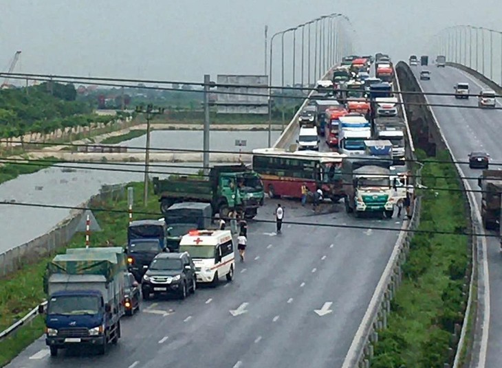 Cao tốc Cao Bồ - Mai Sơn liên tiếp tai nạn, từ va chạm liên hoàn đến lật xe- Ảnh 3.