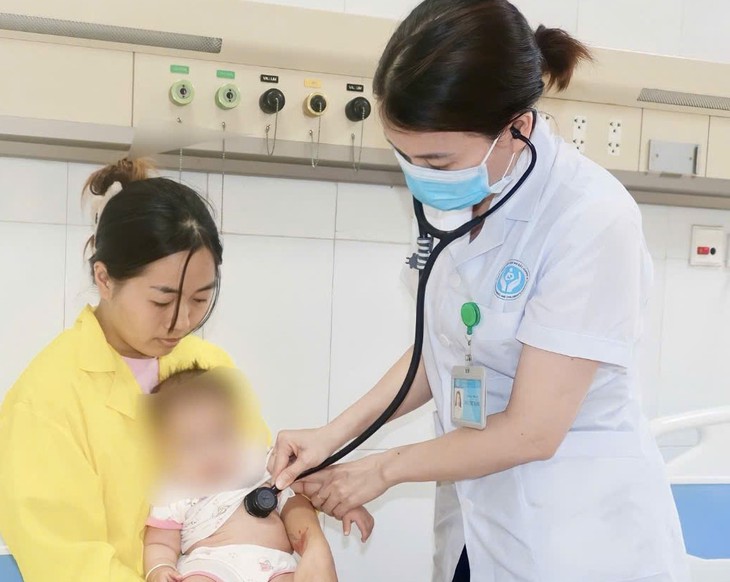 Bé 5 tháng tuổi vào viện cấp cứu khẩn vì nuốt kim băng đã bung mở- Ảnh 1.