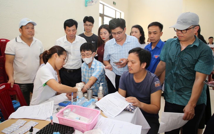 Đông đảo tình nguyện viên tham gia chương trình hiến máu nhân đạo ở Quảng Bình- Ảnh 1. Đông đảo tình nguyện viên tham gia chương trình hiến máu nhân đạo ở Quảng Bình- Ảnh 1.