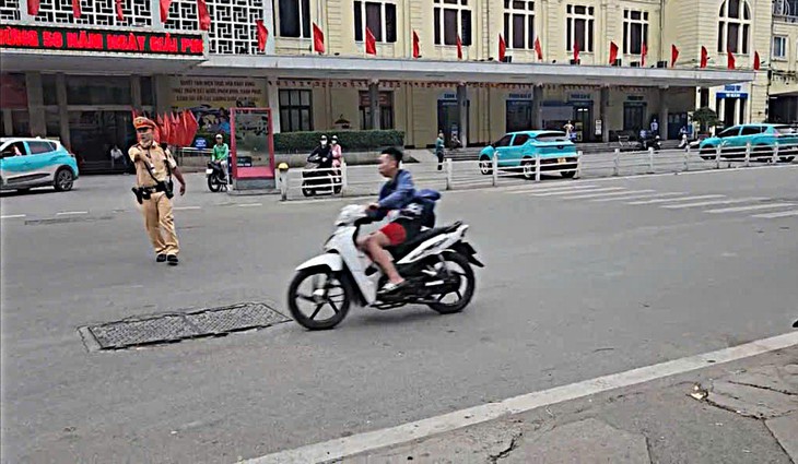 Khởi tố thanh niên lạng lách theo đoàn khách quốc tế, đâm xe vào Công an- Ảnh 2. Khởi tố thanh niên lạng lách theo đoàn khách quốc tế, đâm xe vào Công an- Ảnh 2.