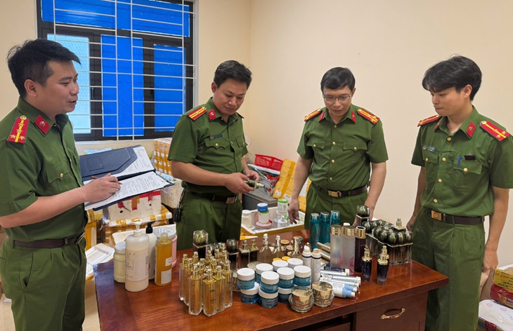 Thanh Hoá: Triệt phá cơ sở sản xuất mỹ phẩm cao cấp mua 50 nghìn/kg hoá chất rồi về pha trộn bằng tay
- Ảnh 1.