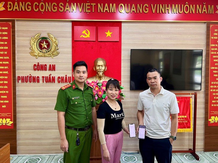 Bất ngờ nhận gần 150 triệu đồng từ tài khoản lạ, người phụ nữ vội trình báo công an- Ảnh 1.