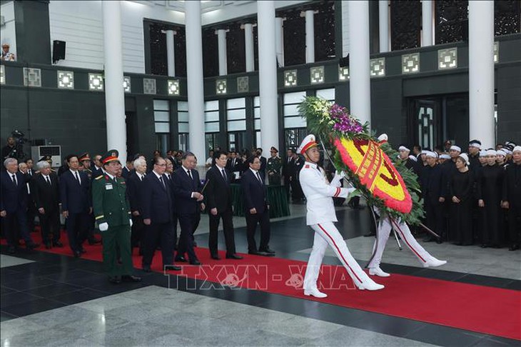 Đoàn Ban chấp hành Trung ương Đảng viếng nguyên Chủ tịch nước Trần Đức Lương- Ảnh 1.