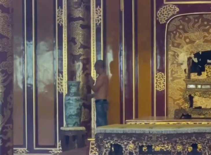 Danh tính người có hành vi ngồi trên ngai vua trong Đại nội Huế- Ảnh 2. Danh tính người có hành vi ngồi trên ngai vua trong Đại nội Huế- Ảnh 2.