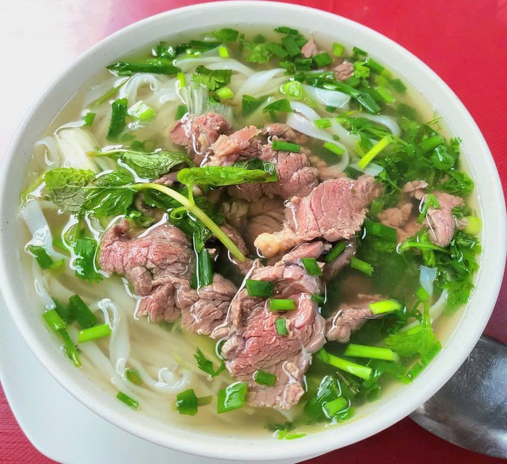 Quán phở đồng loạt tăng giá, khách chuyển sang bánh mỳ, bún riêu- Ảnh 1. Quán phở đồng loạt tăng giá, khách chuyển sang bánh mỳ, bún riêu- Ảnh 1.