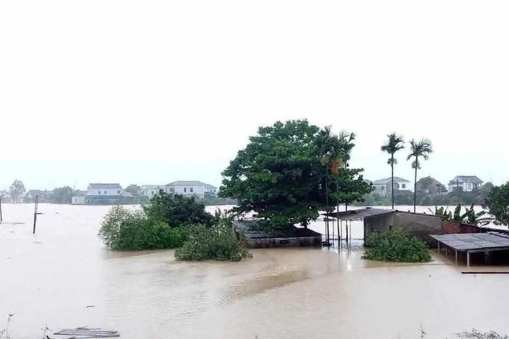 Người dân Hà Tĩnh 'trắng đêm' chạy lũ đầu hè- Ảnh 1.