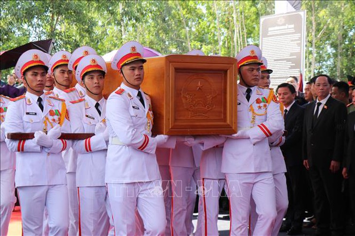 Lễ an táng nguyên Chủ tịch nước Trần Đức Lương tại Quảng Ngãi- Ảnh 2.